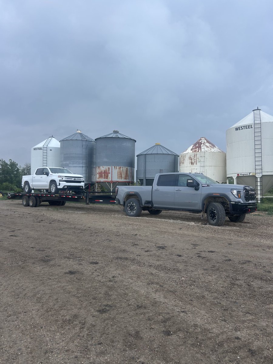 If you own a 3 litre Dmax you must also own a big Dmax and trailer to haul it around all the time to get it fixed. Must have been made by Brandt or something. 🤣🤣 #AgTwitter