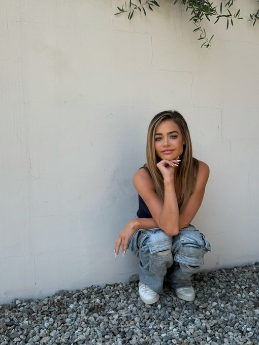 Watch Denise Richards's leaked NSFW photo on TwXstars