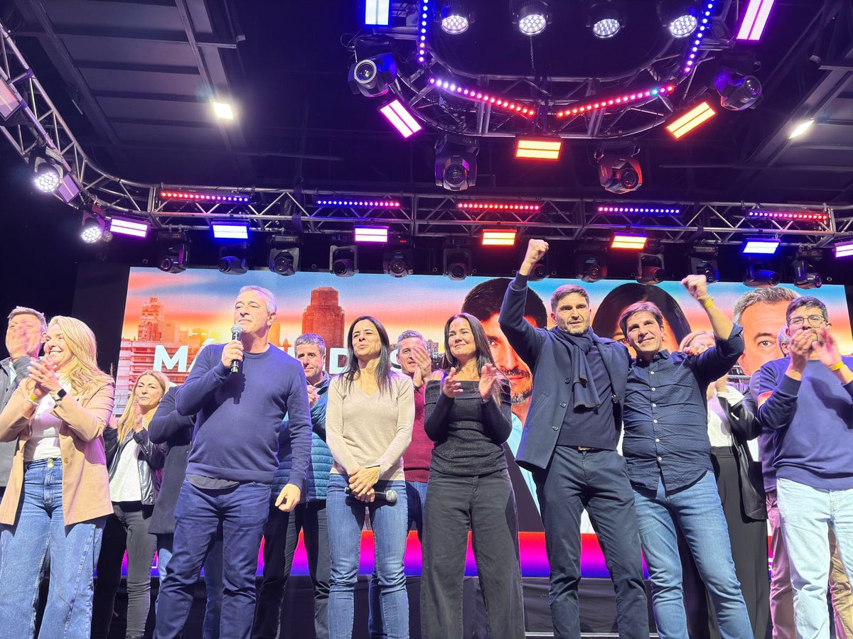 Gracias a tantos miles de vecinos que confiaron en nosotros para representarlos. Prometo devolverles tanto cariño con lo que mejor sé hacer: trabajar, trabajar y trabajar.
VOLVIÓ ROSARIO!