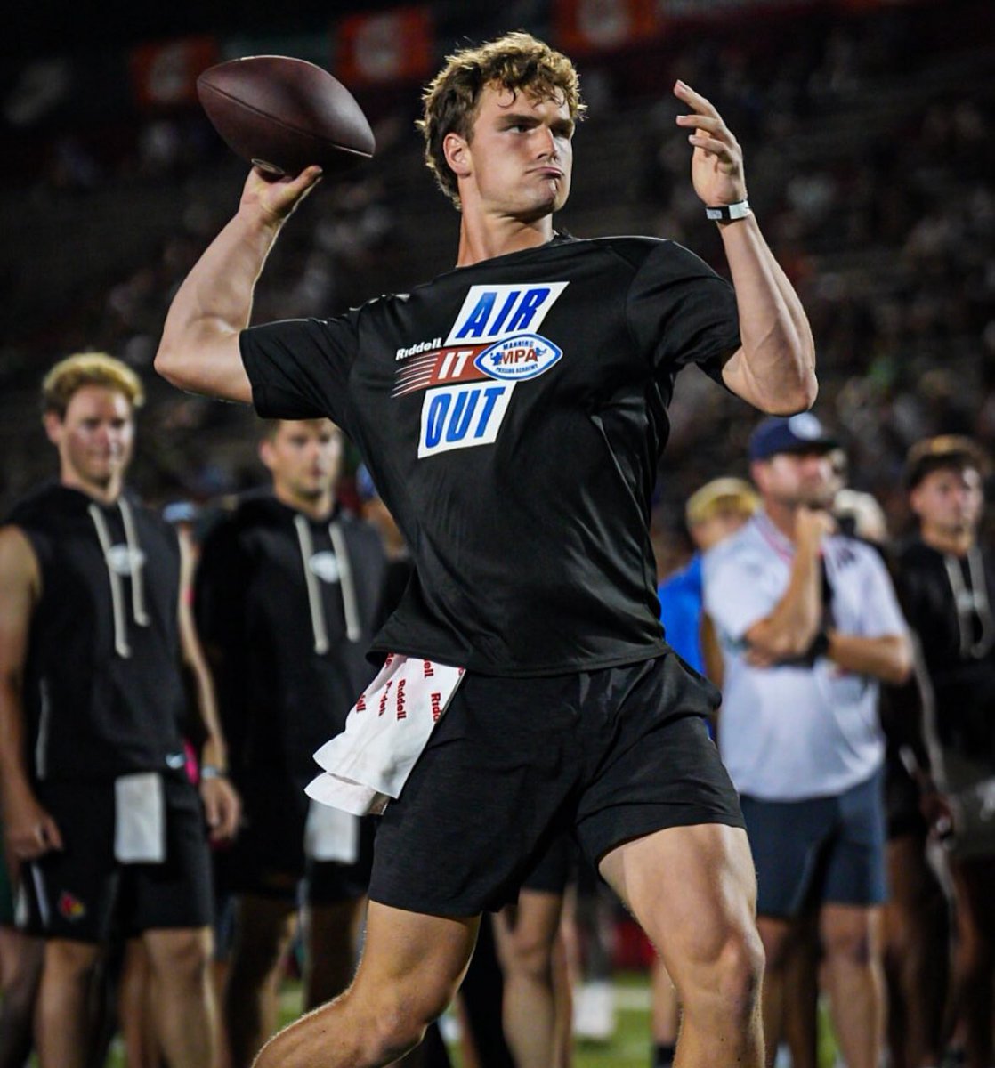 GrayGrundhoefer's tweet photo. #Baylor QB Sawyer Robertson was among the 50 quarterbacks selected to serve as counselors this weekend at the Manning Passing Academy. #SicEm 

Robertson’s stock has started to grow nationally this offseason.

📸: manningpassingacademy/IG https://t.co/eFJcs3unKr