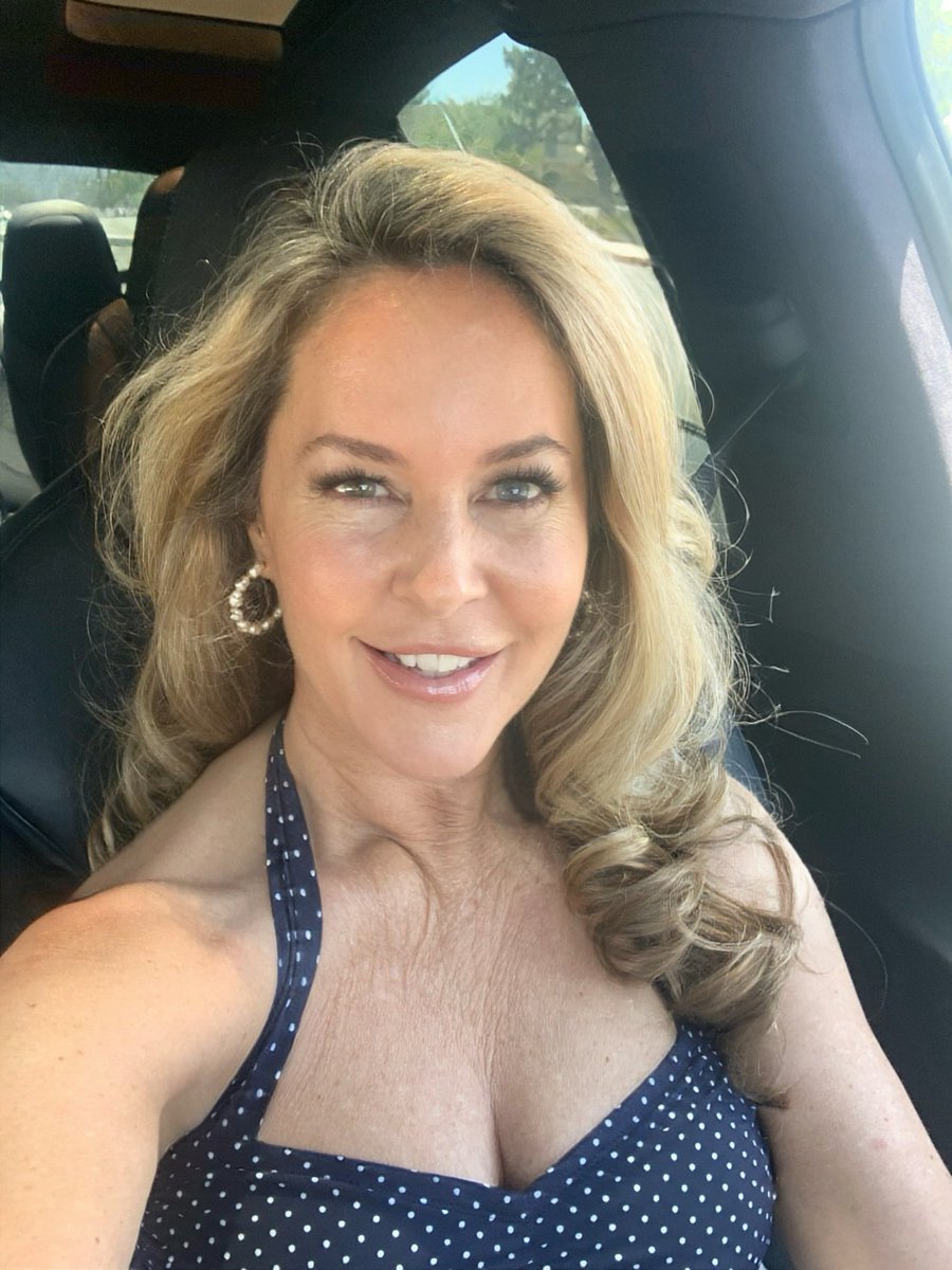 Sunshine on my shoulders makes me happy. 🎶