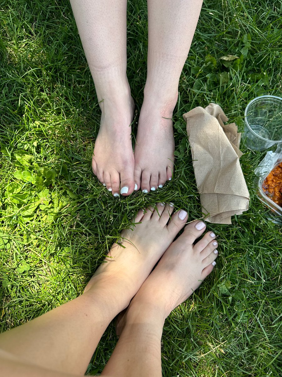 Toes out with my bestie at the park ☀️