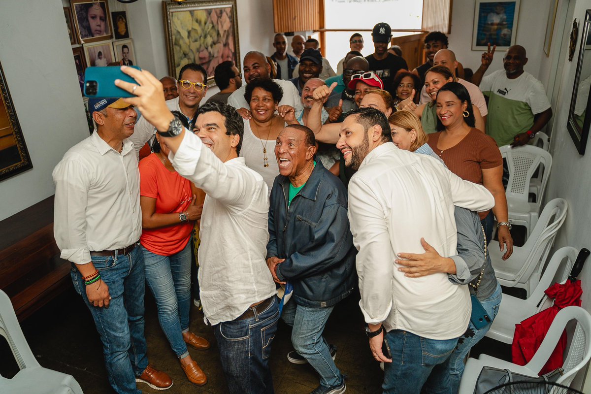 warnaudbisono's tweet image. Un domingo más compartiendo con comunitarios y compañeros del Distrito Nacional. Escuchamos ideas y reafirmamos nuestro compromiso con cada sector, respaldando la visión del presidente Luis Abinader, que sigue transformando el país.

Gracias a todos por el cariño. ¡Así es como se…