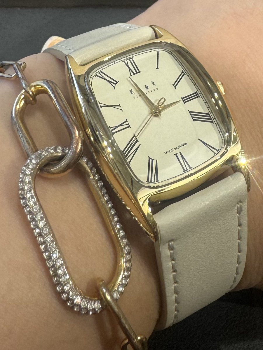 昨日は5000カロリーくらい摂取した‥😇

なぜなら！！
あたしの一足早い誕生日会だったので、許してください🙏w

誕プレは、果てしなく歩いて探したオフホワイト×ゴールドの時計😭✨
可愛すぎる‥🫠🫠🫠❤️

FFの皆様方！
変わらずBBAをよろしくお願いします🥹🙌