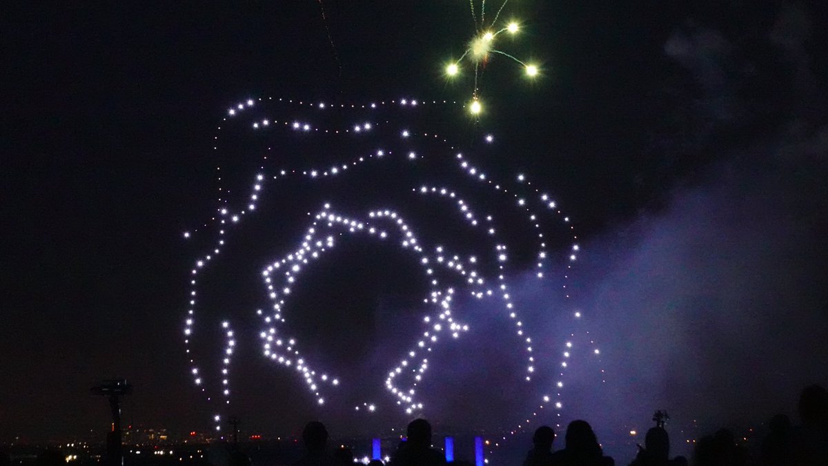 secretsduvexin's tweet image. ✨ Hier soir à Cergy, un spectacle magique entre ciel et lumière 🌠
Feu d’artifice &amp;amp; ballets de drones : un moment suspendu sur l’esplanade de Paris 💫

Bravo à #CergyEnFête pour cette soirée incroyable !

📸👇 #Cergy #DroneShow #FeuDArtifice