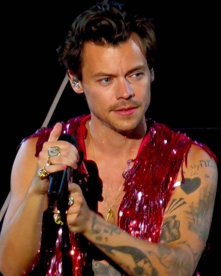 mondharat1's tweet photo. We love you Harry Styles 🥰❤️❤️❤️ https://t.co/gA13qT9sqL
