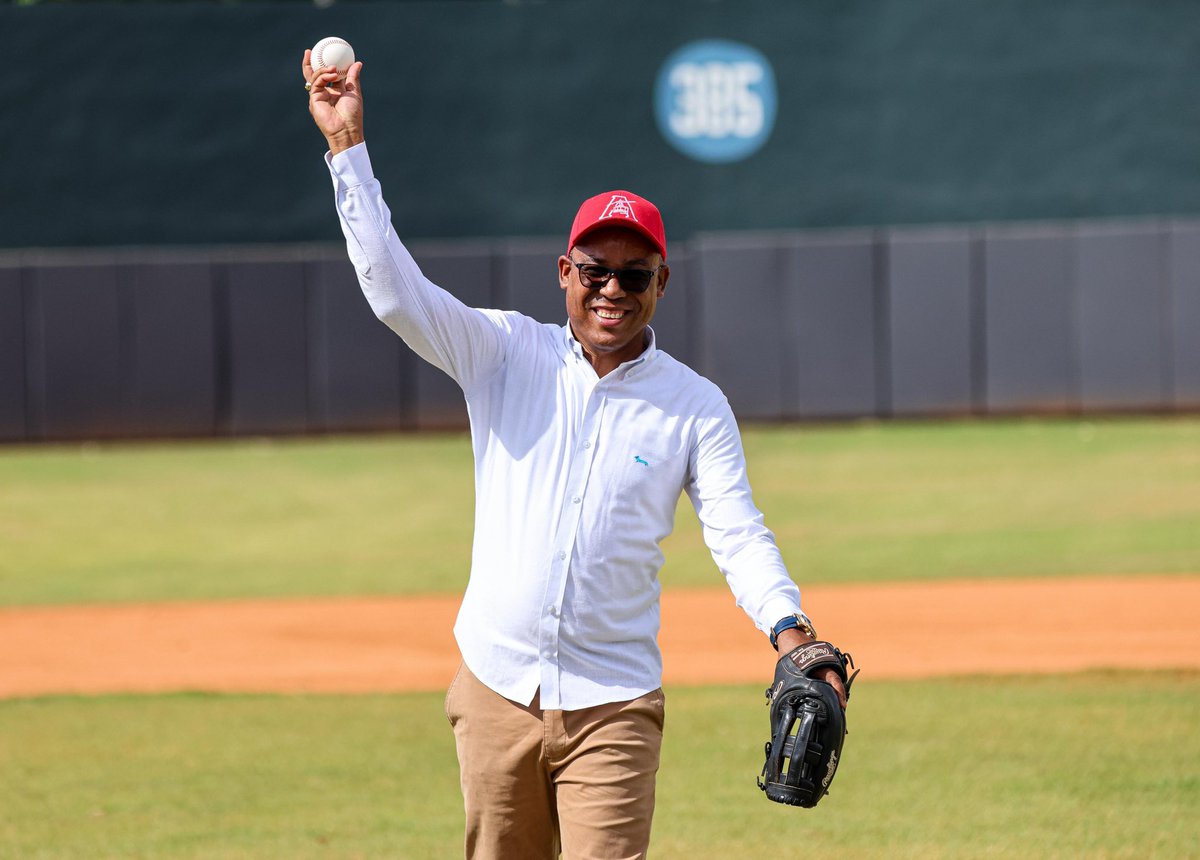 hectalmo's tweet photo. Lanzamos la primera bola en el partido Atléticos de Puerto Plata vs Arroceros de San Francisco, en la @LNBVeranoRD.

Gracias a los organizadores por la distinción. ⚾️🙌🏽

#LNBVeranoRD #Montellano #DeporteEsVida https://t.co/g5Yhw5xsyw