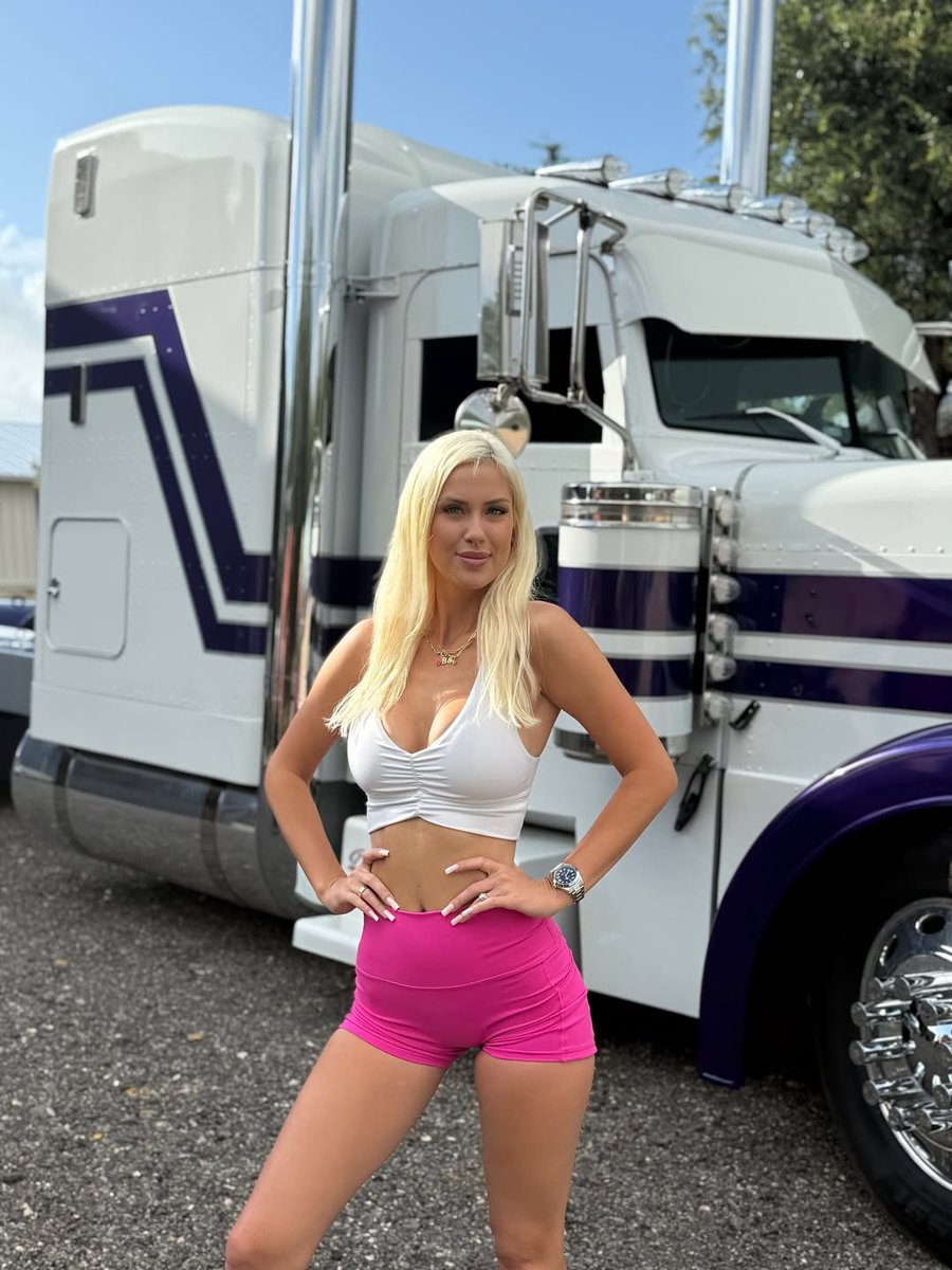 🌺 sunset and carefree 🌷✨
#truckergirl #trucking #BeautyEmpire