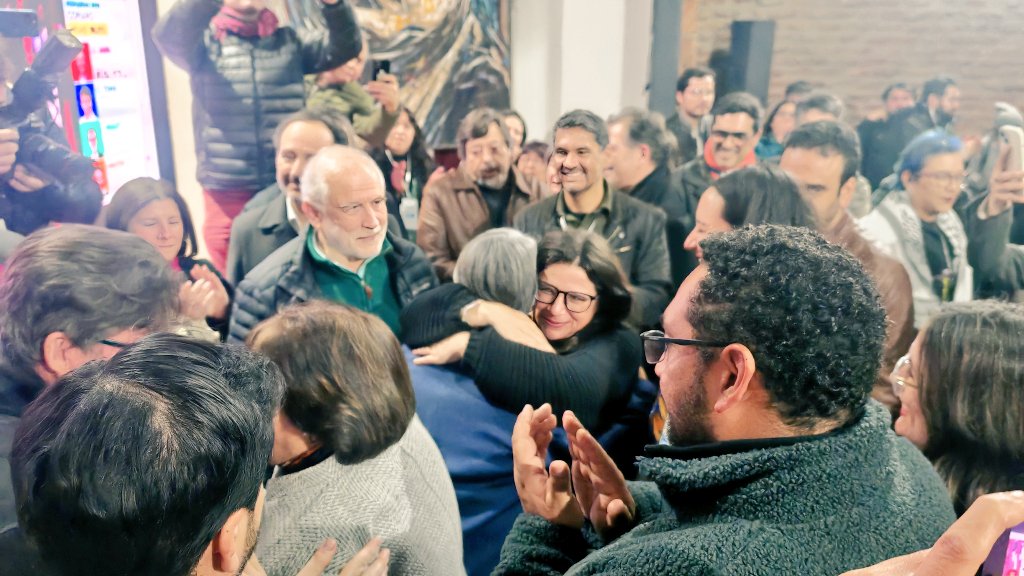 Cesarin (@cesarleivarubio) on Twitter photo Un emotivo abrazo entre la ministra <a href="/totiorellanag/">Antonia Orellana (ella/she)</a> y nuestra candidata de unidad <a href="/jeannette_jara/">Jeannette Jara Román</a> tras conocerse la victoria🇨🇱😍 Un emotivo abrazo entre la ministra <a href="/totiorellanag/">Antonia Orellana (ella/she)</a> y nuestra candidata de unidad <a href="/jeannette_jara/">Jeannette Jara Román</a> tras conocerse la victoria🇨🇱😍
