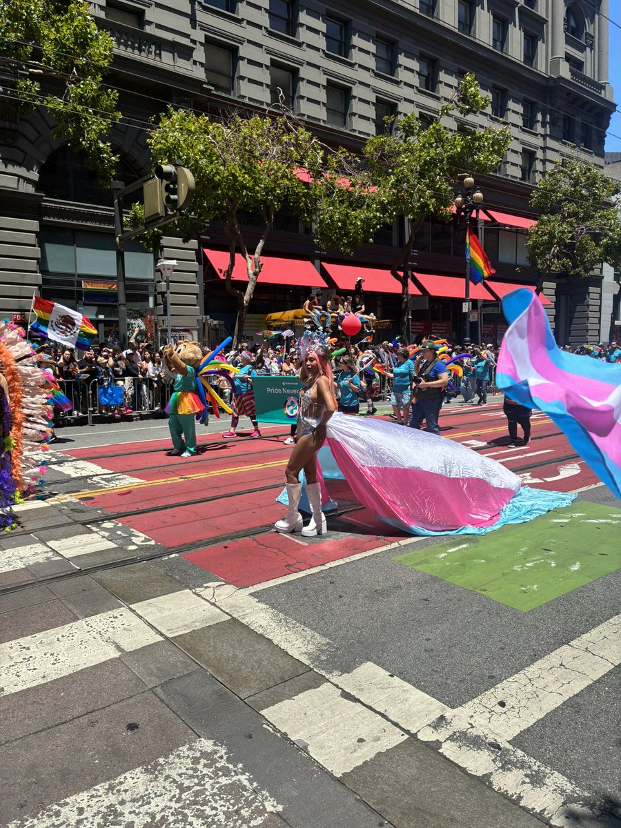 drstarbird's tweet image. The joy, the bravery, the freedom, and the LOVE today was palpable and much needed! San Francisco Pride was Everything! #queerjoyisresistance