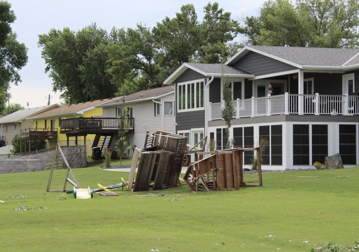 adrianestamerwx's tweet image. Damage in NW Iowa after a line of storms came through this morning around 4 AM. #iawx @NWSSiouxFalls