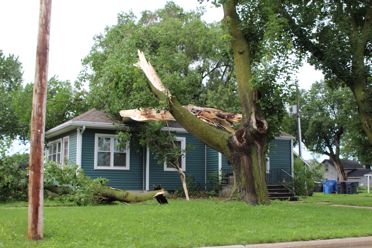 adrianestamerwx's tweet image. Damage in NW Iowa after a line of storms came through this morning around 4 AM. #iawx @NWSSiouxFalls
