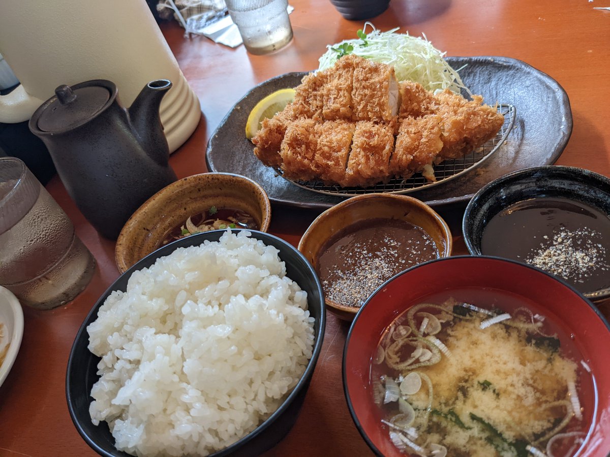 postrogics's tweet photo. 【とんとこ豚】
つくば市のとんかつといえばとんQが有名だけど、ここのとんかつもかなり美味い。
茨城県産の豚「三右衛門」を使ったとんかつは、肉厚ジューシー。行列ができるのも納得な味！
値段もお手頃でうれしいんだよなぁ。とんかつ好きはぜひ一度食べてみてね。美味すぎだべ！ https://t.co/3SLm1RT5p7