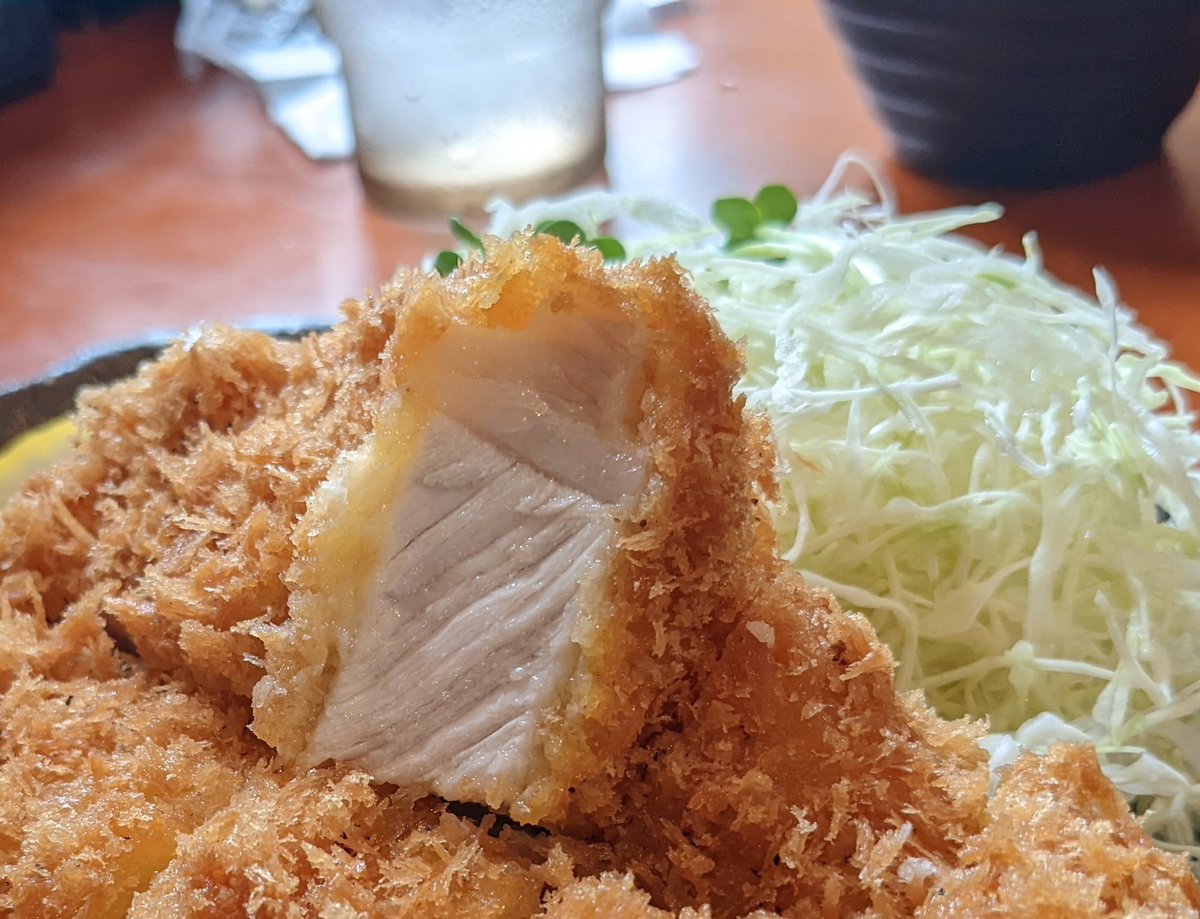 postrogics's tweet photo. 【とんとこ豚】
つくば市のとんかつといえばとんQが有名だけど、ここのとんかつもかなり美味い。
茨城県産の豚「三右衛門」を使ったとんかつは、肉厚ジューシー。行列ができるのも納得な味！
値段もお手頃でうれしいんだよなぁ。とんかつ好きはぜひ一度食べてみてね。美味すぎだべ！ https://t.co/3SLm1RT5p7