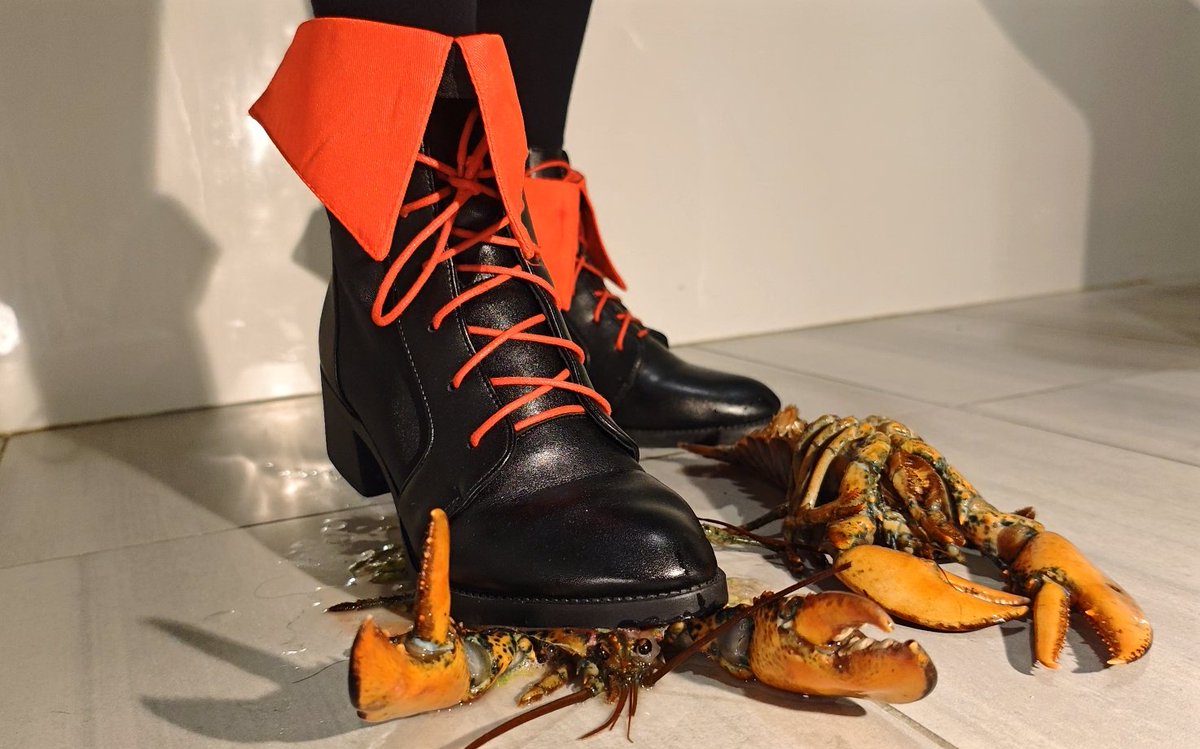 张牙舞爪？

#giantess