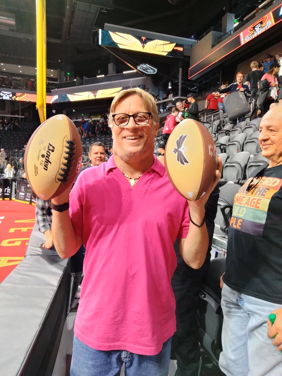 o2bcd8ed's tweet image. First two footballs I caught. Now I would have more than 40 but have given several away. First year had the entire team sign it. Been a fan ever since. Always wishing coach Davis and the team best of luck. Win tonight. #IFL #VegasKnightHawks #Leesfamilyforum @KnightHawksHC