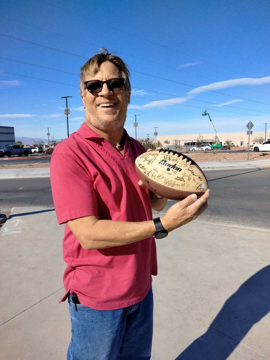 o2bcd8ed's tweet image. First two footballs I caught. Now I would have more than 40 but have given several away. First year had the entire team sign it. Been a fan ever since. Always wishing coach Davis and the team best of luck. Win tonight. #IFL #VegasKnightHawks #Leesfamilyforum @KnightHawksHC
