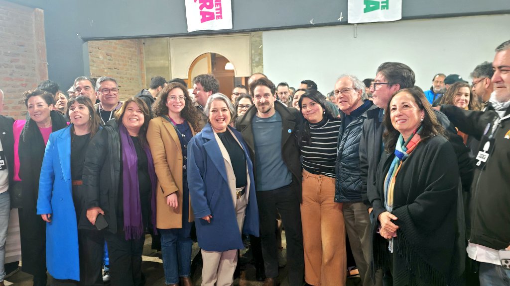 Cesarin (@cesarleivarubio) on Twitter photo Llega <a href="/gonzalowinter/">Gonzalo Winter 🇨🇱</a> junto a parlamentarios y dirigentes del <a href="/elfrente_amplio/">Frente Amplio Chile</a> a saludar a nuestra candidata de la unidad <a href="/jeannette_jara/">Jeannette Jara Román</a> 🇨🇱 Llega <a href="/gonzalowinter/">Gonzalo Winter 🇨🇱</a> junto a parlamentarios y dirigentes del <a href="/elfrente_amplio/">Frente Amplio Chile</a> a saludar a nuestra candidata de la unidad <a href="/jeannette_jara/">Jeannette Jara Román</a> 🇨🇱
