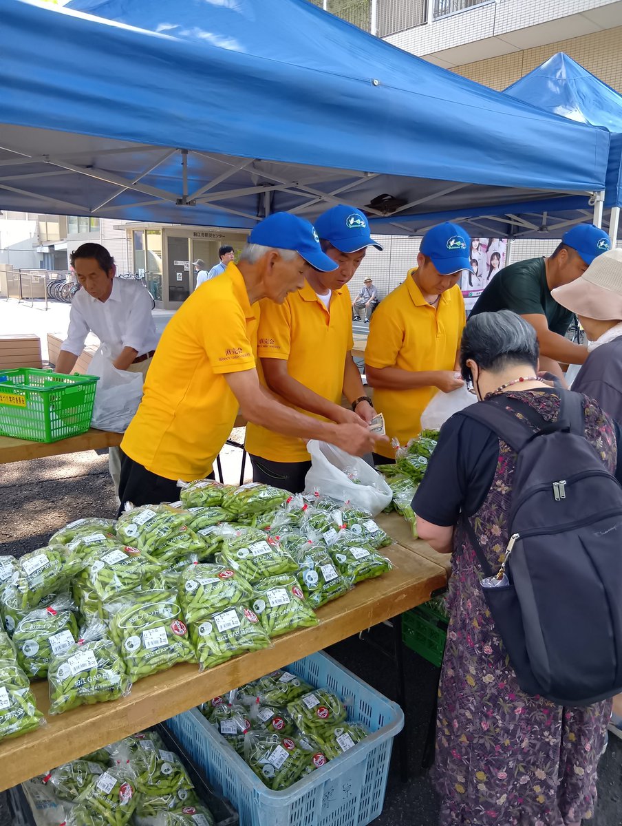 KomaeCity's tweet photo. ＼えだまめ祭り／
本日6/30(月)とあさって7/2(水)に、狛江市役所前の市民ひろばで狛江の特産品である枝豆を直売します！
毎年恒例の直売会で、本日も朝9時の開始前からお買い求めの方の行列ができていました。
野菜ソムリエの香月りささんにもPRをしていただきました。
#狛江 #狛江市 #枝豆 #えだまめ https://t.co/cItYCpXVvz