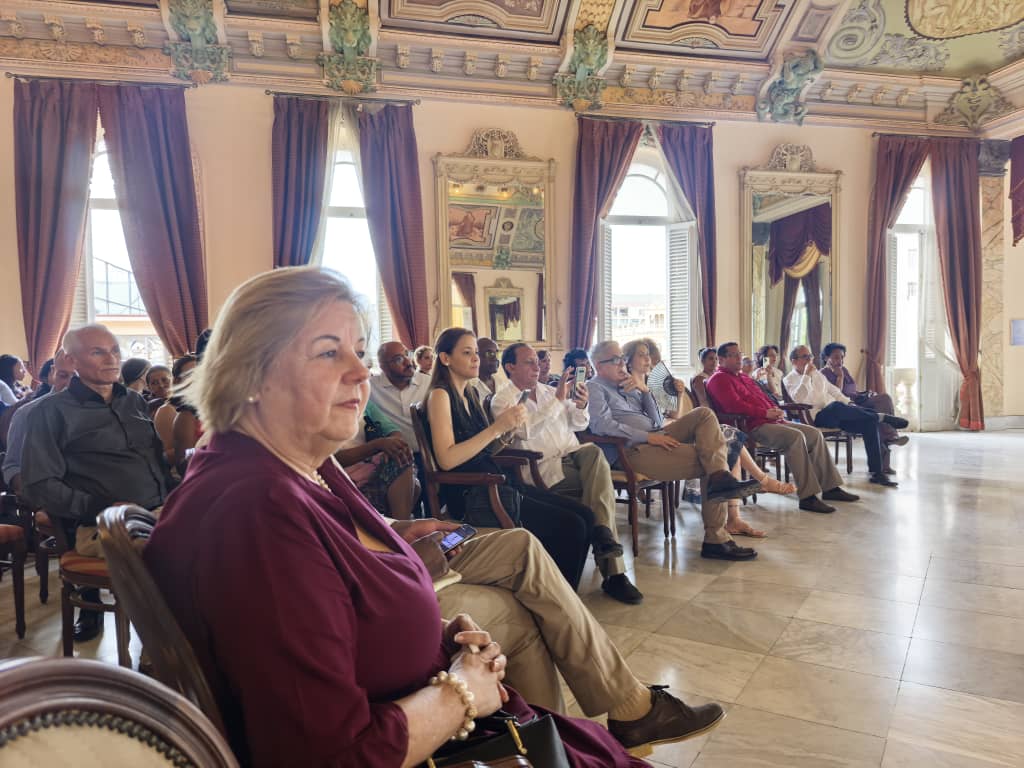 Mayra Arevich Marín 🇨🇺 (@mayraarevich) on Twitter photo Participamos en el Acto por Aniversario 30 de la #ONAT. Entregamos el reconocimiento de <a href="/MINCOMCuba/">Ministerio de Comunicaciones Cuba</a> a su colectivo por sus resultados en la #TransformaciónDigital de los trámites de los contribuyentes. ¡Felicidades a los tributaristas de #Cuba que tanto aportan a nuestro país! Participamos en el Acto por Aniversario 30 de la #ONAT. Entregamos el reconocimiento de <a href="/MINCOMCuba/">Ministerio de Comunicaciones Cuba</a> a su colectivo por sus resultados en la #TransformaciónDigital de los trámites de los contribuyentes. ¡Felicidades a los tributaristas de #Cuba que tanto aportan a nuestro país!