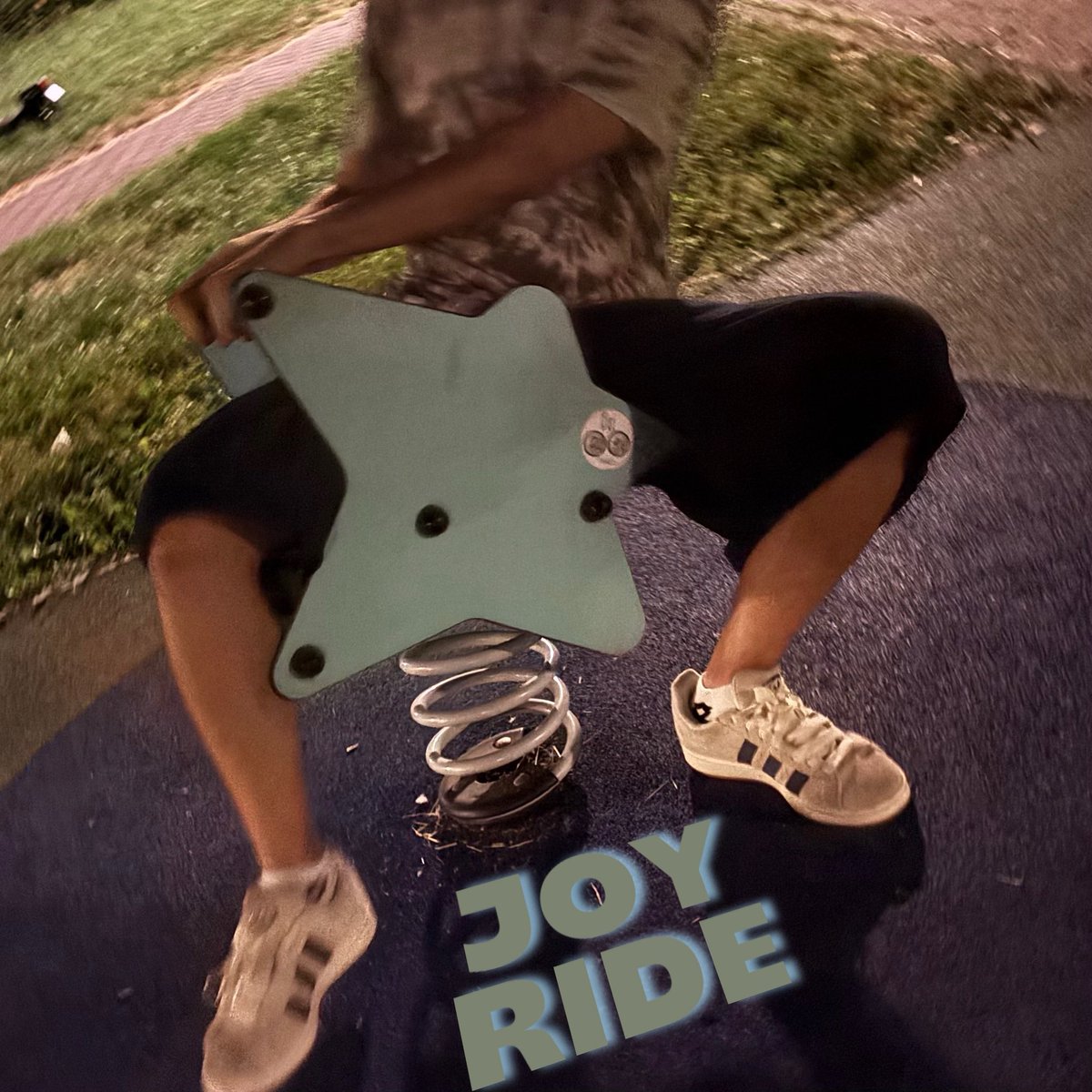 hologreenhot's tweet photo. My own version of Joyride 💙
I made this shot with a friend of mine like a few weeks ago, I’m very into random photography and believe it can be very pretty, but looking at it now it reminded me of the joyride art cover, that’s why I tried to make it kinda similar 🫶🏻 @KeshaRose https://t.co/YF72kQmugE