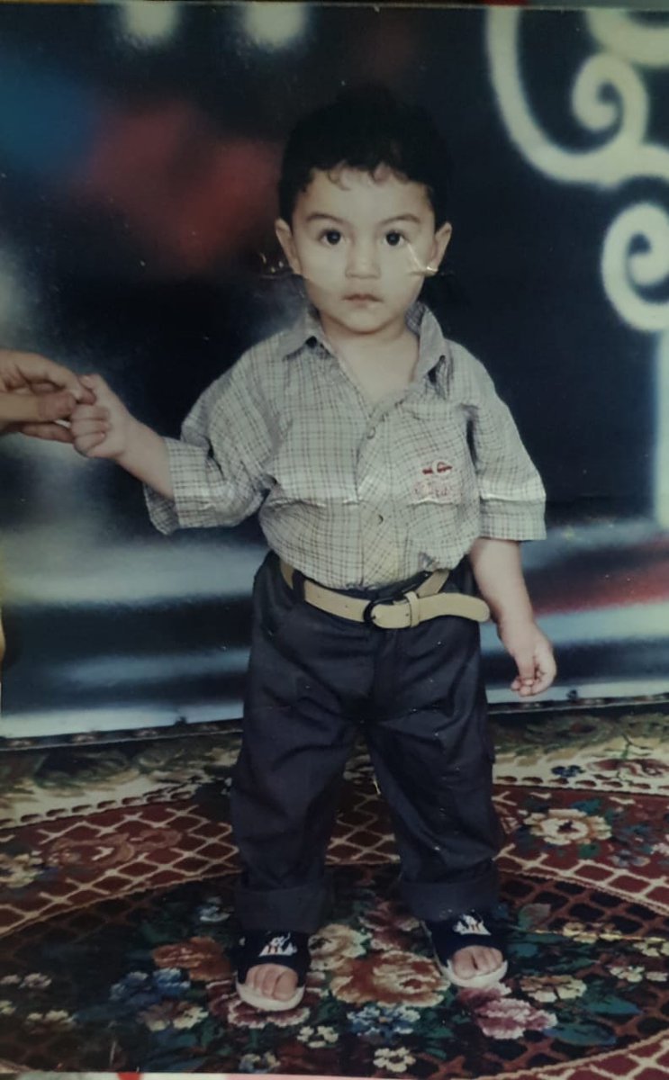 بوري صاحبتي صورتي دي وأنا صغير قالتلي دي هدوم موظف واقع كحيان متبهدل مرتبه1800 جنيه خخخخخخخخخخخخخخخ