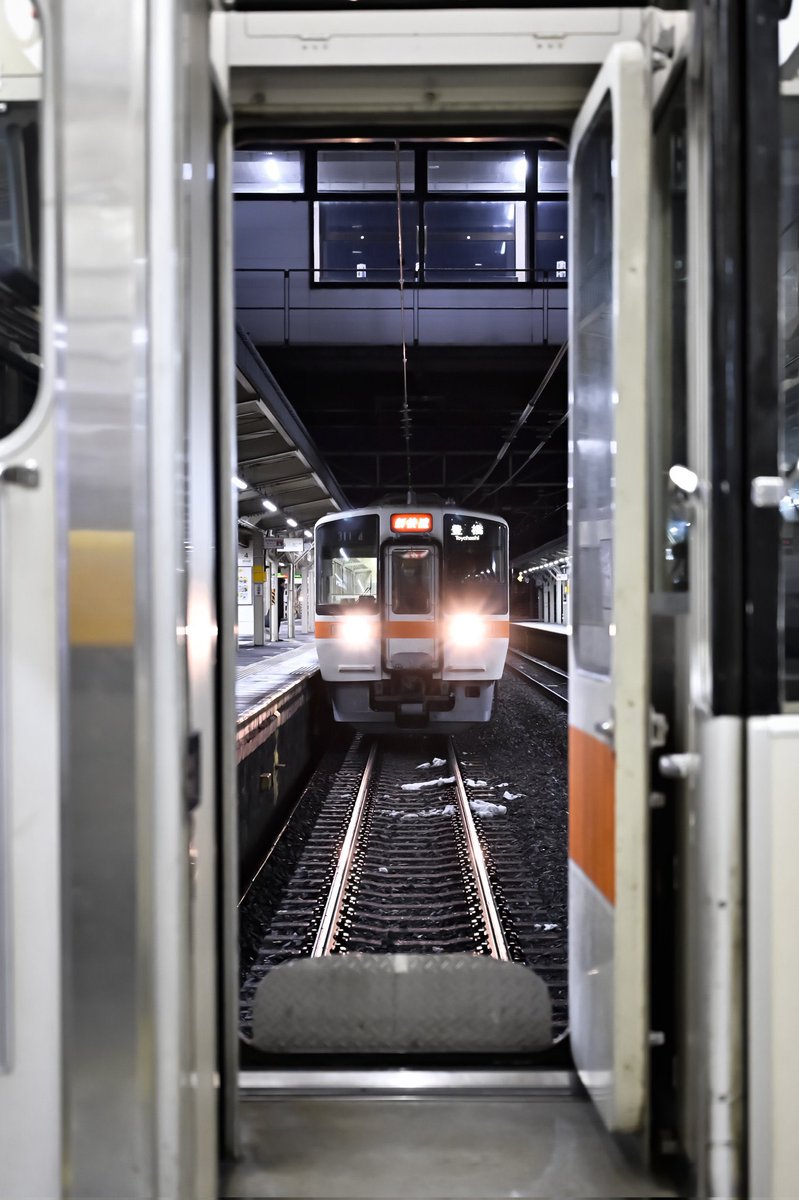 kindai_tetsudo's tweet photo. 本日をもって、311系電車の定期運行が終了となります。

名古屋エリアの快速列車用としてデビューし、普通運用が増えた近年でも朝夕には新快速や特別快速として米原〜豊橋間をメインに運行していた印象です。

引退まで本来の運用を残し続けるというのはなかなか珍しいのではないでしょうか？ https://t.co/e5V1p49Vxw