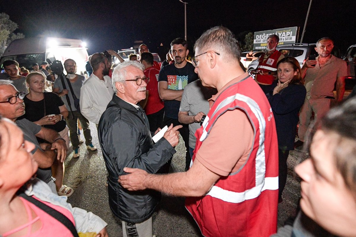 Değerli İzmirliler

Oluşturduğumuz Koordinasyon Merkezimiz ile İzmir Büyükşehir Belediyesi’nin ilgili tüm birimleri ve itfaiye ekiplerimiz, gün boyu İzmir’i saran orman yangınlarıyla mücadelesini aralıksız sürdürdü.

Gündüz saatlerinde Menderes ve Seferihisar’da başlayan