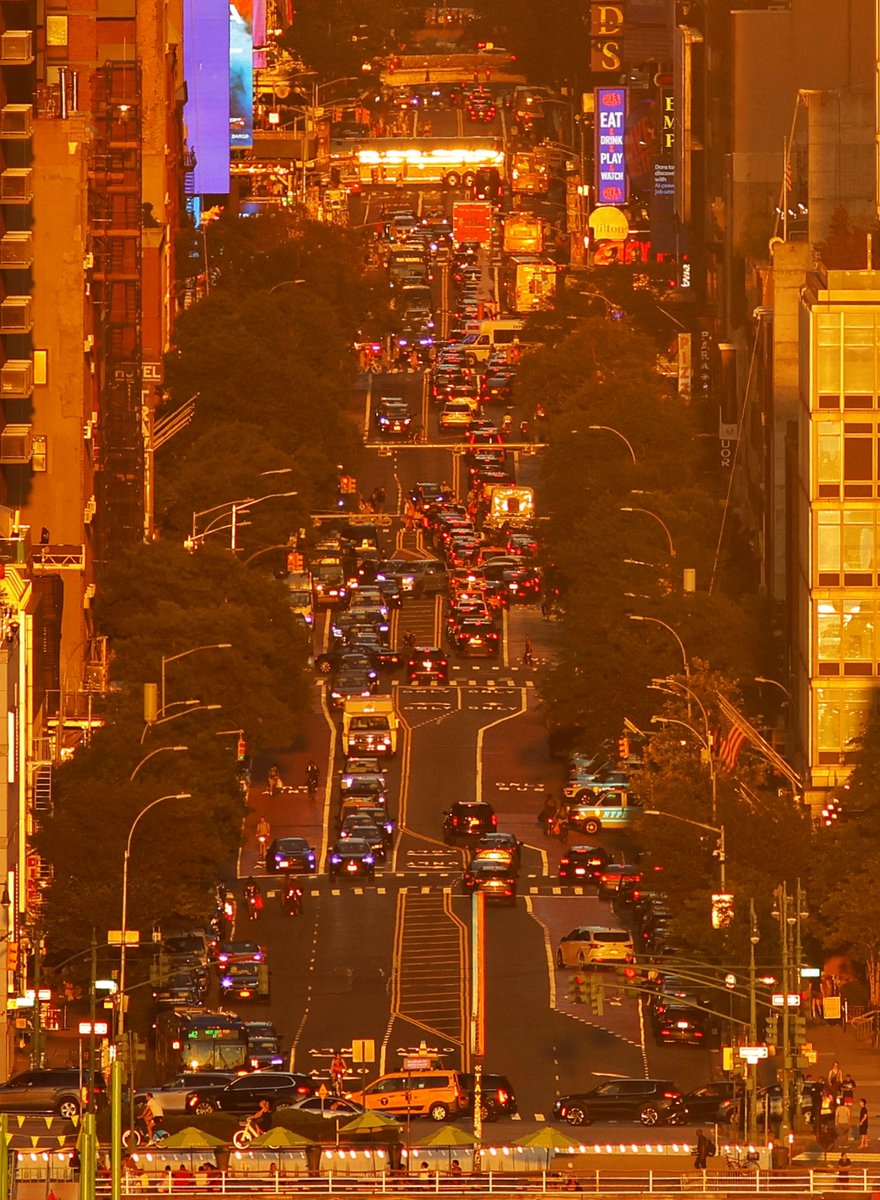GaryHershorn's tweet image. 42nd Street illuminated in gold light from the Hudson River to the East River as the sun sets Sunday evening in New York City #newyork #newyorkcity #nyc #sunset