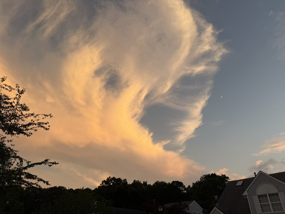 EthanKerr2003's tweet image. Cloud blowoff in Bayville NJ from a decaying thunderstorm in Burlington County