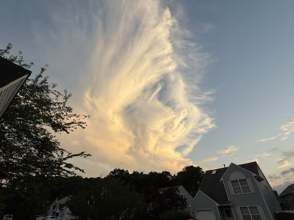 EthanKerr2003's tweet image. Cloud blowoff in Bayville NJ from a decaying thunderstorm in Burlington County