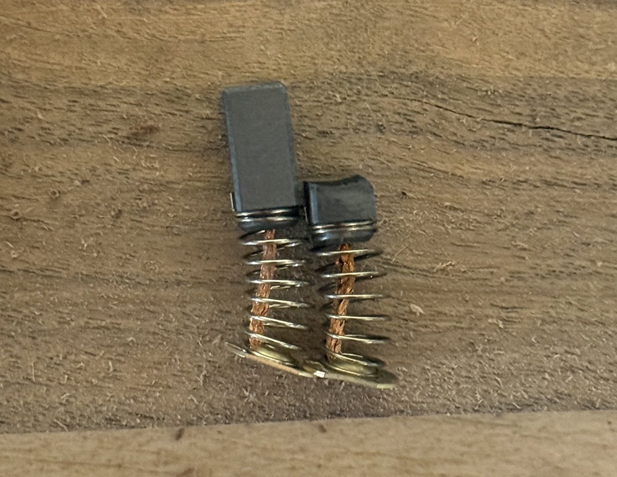 My router's performance was dropping faster than my 3D print's adhesion on a cold bed. Diagnosis: worn out carbon brushes. It's amazing what a little bit of conductive graphite can do (or not do)! Time for a refresh. #RouterRepair #CNCtips #3Dprinting