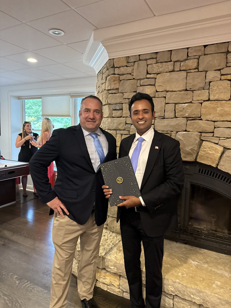 timoharaforohio's tweet image. The energy in Butler County was electrifying last night, not due to thunderstorms, but from Vivek (like cake) Ramaswamy (like red wave tsunami). He captivated everyone in the room. #RiseAsOne
@VivekGRamaswamy