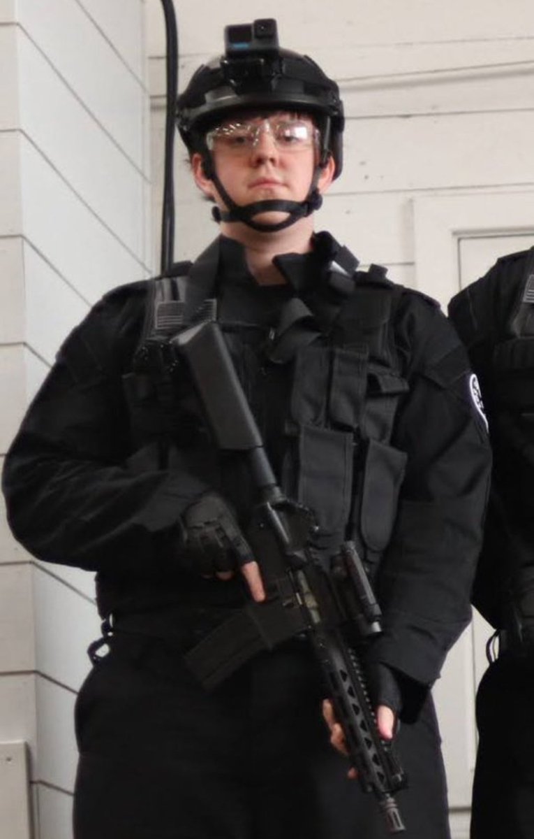 "it's fine guys I got this I play Seige"