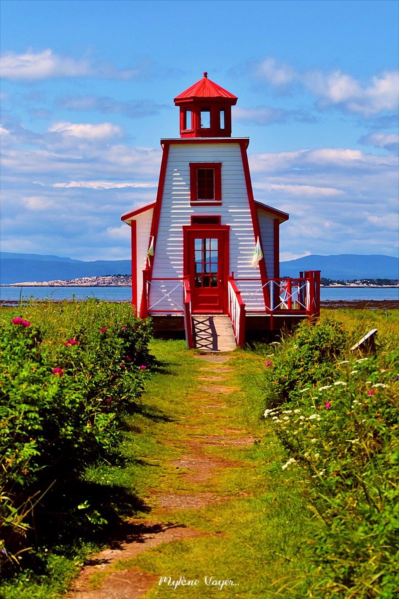 simontremblay81's tweet image. Le beau petit phare de St-André-de-Kamouraska... #BasSaintLaurent #BeautéduQuébec
Titre et crédit photo: Mylène Voyer (août 2021)