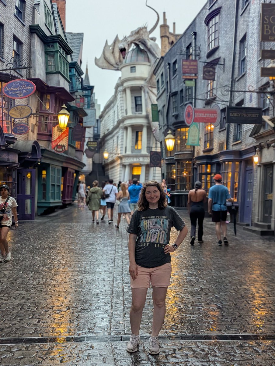 JasonTCV's tweet image. Finally, of course had to go get our picture in front of the dragon at Diagon Alley. We weren&apos;t trying to time the fire, but Amy pulled out her phone just in time! Not going full butterbeer punch card this trip, but got my 2nd with frozen butterbeer #UniversalStudios