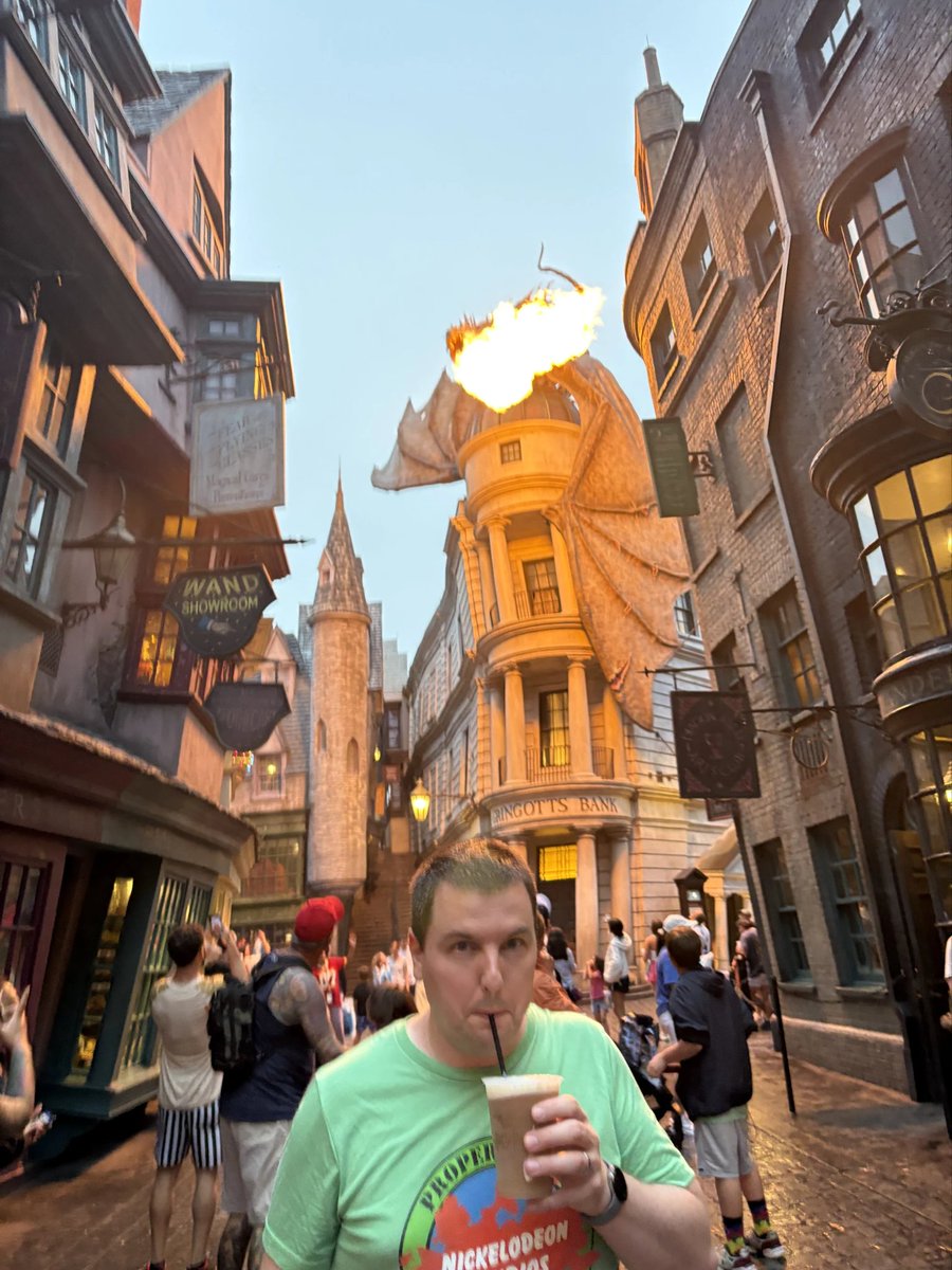 JasonTCV's tweet image. Finally, of course had to go get our picture in front of the dragon at Diagon Alley. We weren&apos;t trying to time the fire, but Amy pulled out her phone just in time! Not going full butterbeer punch card this trip, but got my 2nd with frozen butterbeer #UniversalStudios