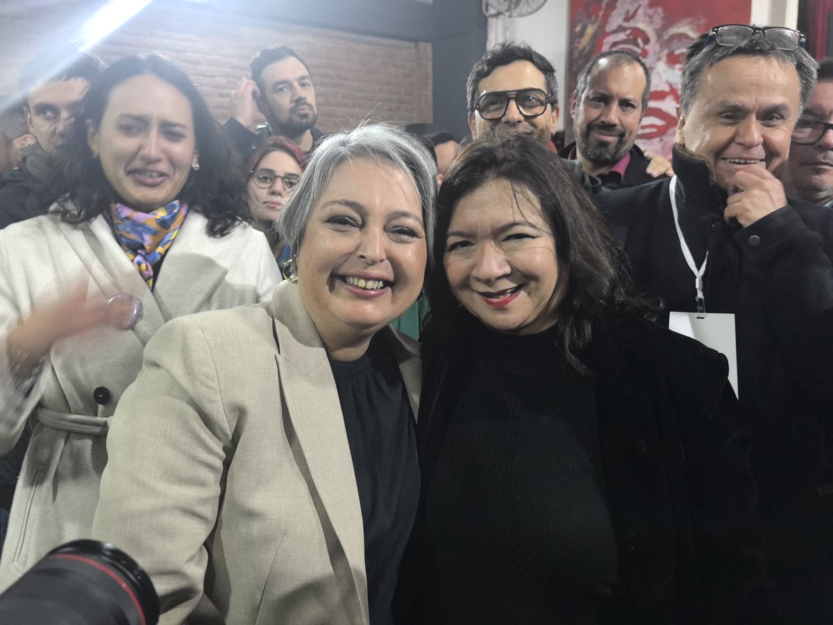ClaudiaPizarro's tweet photo. Felicito a Jeannette Jara por este triunfo impecable, y a todos los candidatos que participaron en esta primaria. En especial a mi candidata, Carolina Tohá, de quien estoy convencida que, desde el lugar en que se encuentre, será un tremendo aporte para la patria.
Ahora no pueden quedar espacios para las dudas: debemos trabajar con más fuerza, enmendar los errores y seguir en el camino de la unidad.. En noviembre nadie sobra y nosotros no vamos a tomar palco.. 🦋💜💪