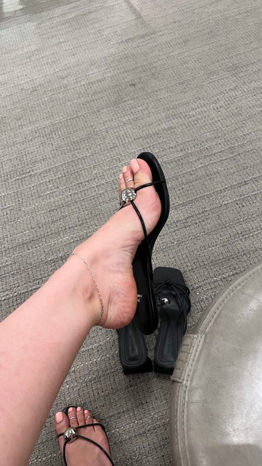 2 pic. I really like these Jeffery Campbell sandals 😍😍😍 should I get them??? 🙊 https://t.co/NwxPGQQE