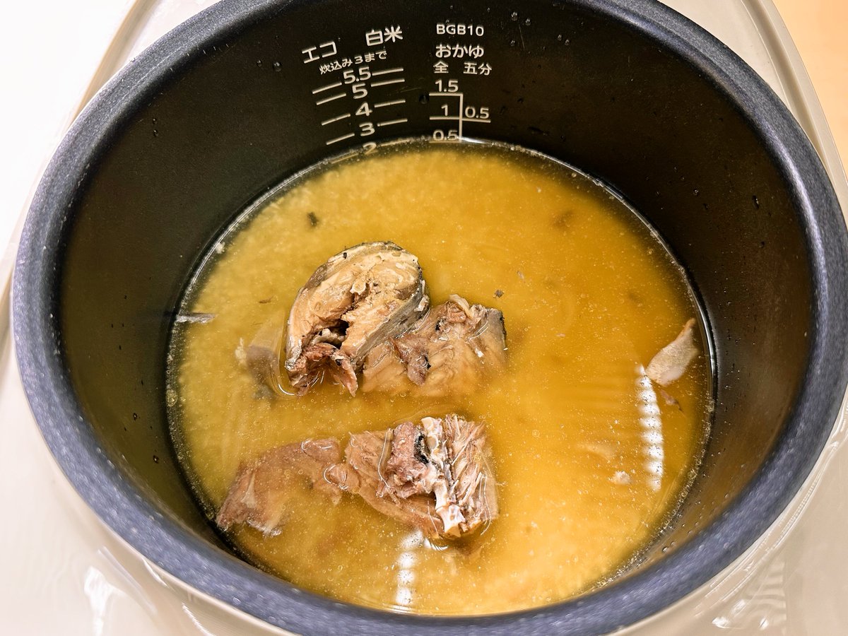 思わずおかわり…！🍚
さば缶と牡蠣だし醤油の炊き込みご飯、ぜひお試しください🐟
炊飯器に洗ったお米2合・牡蠣だし醤油大さじ4を入れ、炊飯器の2合の目盛りまで水を加え、汁気を切ったさば水煮缶(約180g)・生姜チューブ約5cmを入れて通常通り炊飯して完成✨
炊き上がりの香りがたまりませんよ～！😋