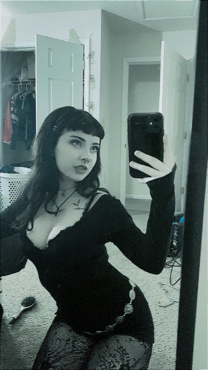 Gothnnips's tweet photo. I miss my bangs #PrideFlowerMusic #nsfwtwtًً https://t.co/KV5AjO5Kbn