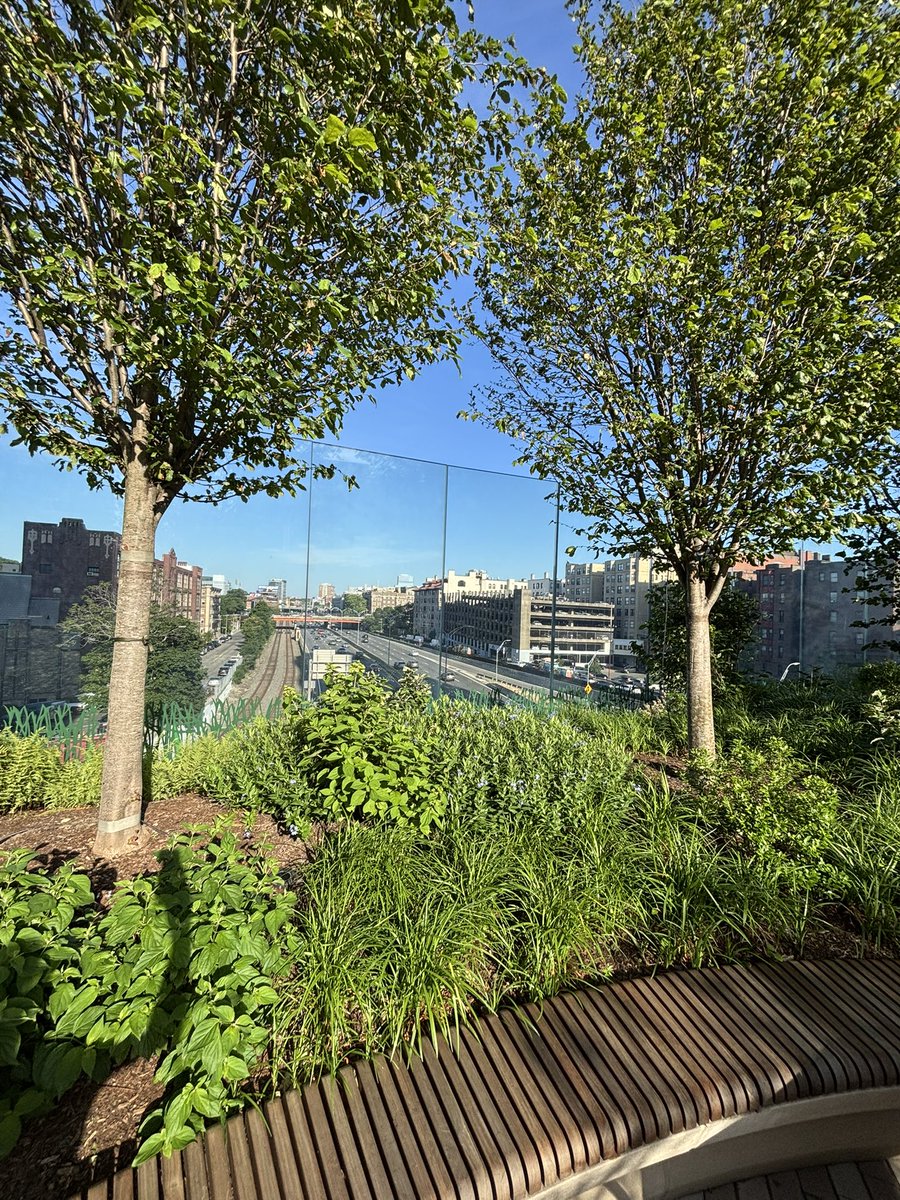 CommonNotMiddle's tweet image. Lyrik Back Bay. “Air rights development” over the Mass Pike in Boston. 
#Boston
#UrbanDevelopment