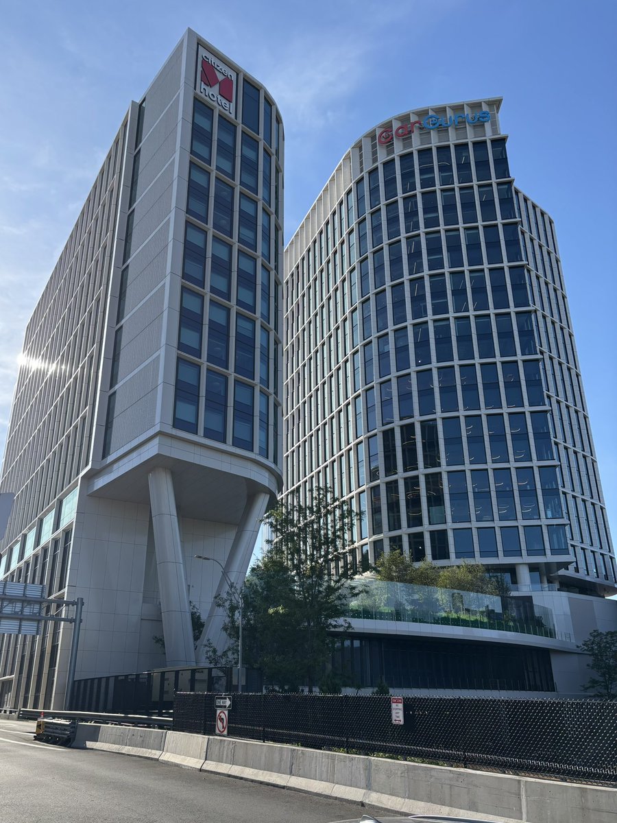 CommonNotMiddle's tweet image. Lyrik Back Bay. “Air rights development” over the Mass Pike in Boston. 
#Boston
#UrbanDevelopment