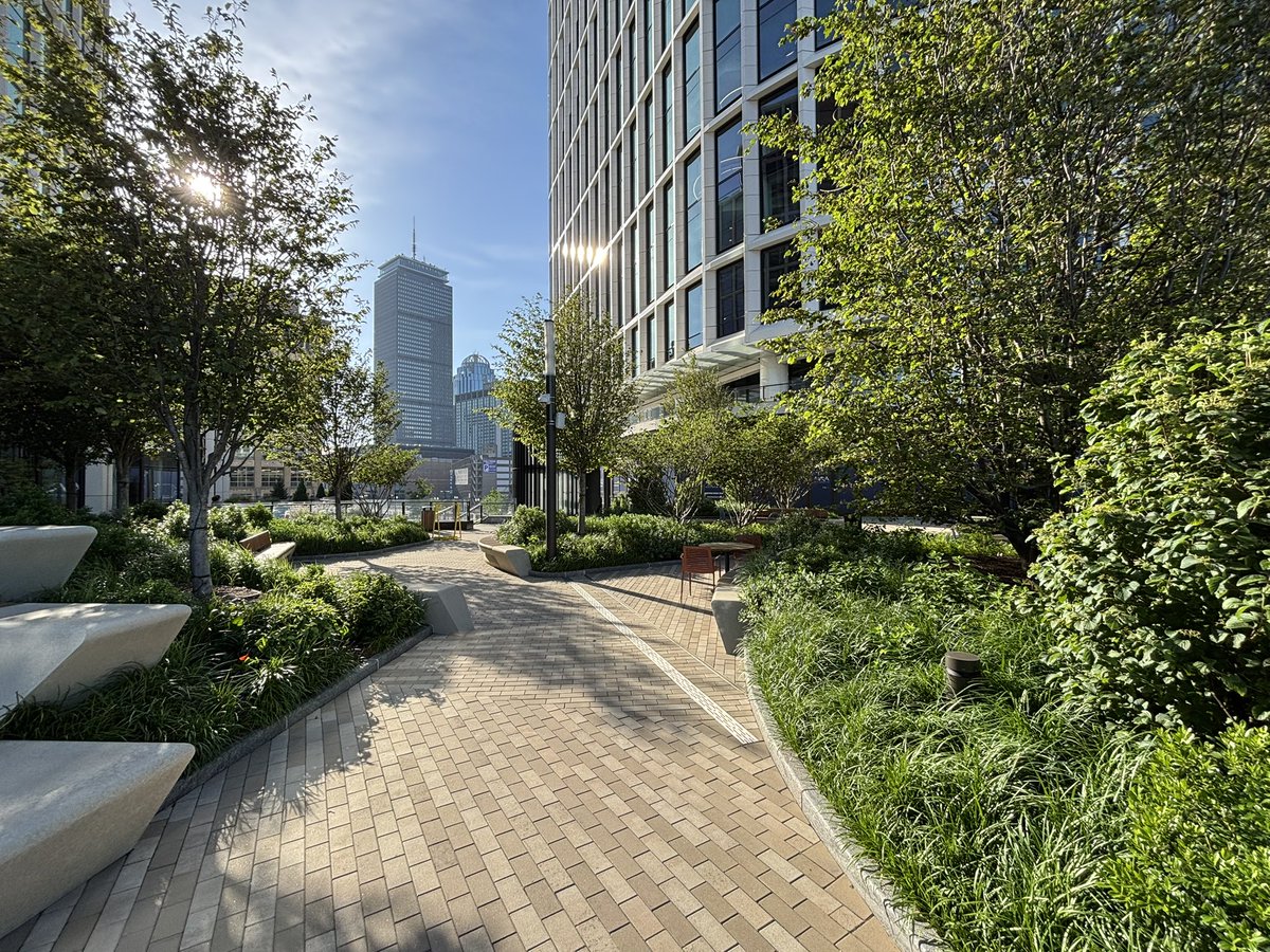 CommonNotMiddle's tweet image. Lyrik Back Bay. “Air rights development” over the Mass Pike in Boston. 
#Boston
#UrbanDevelopment