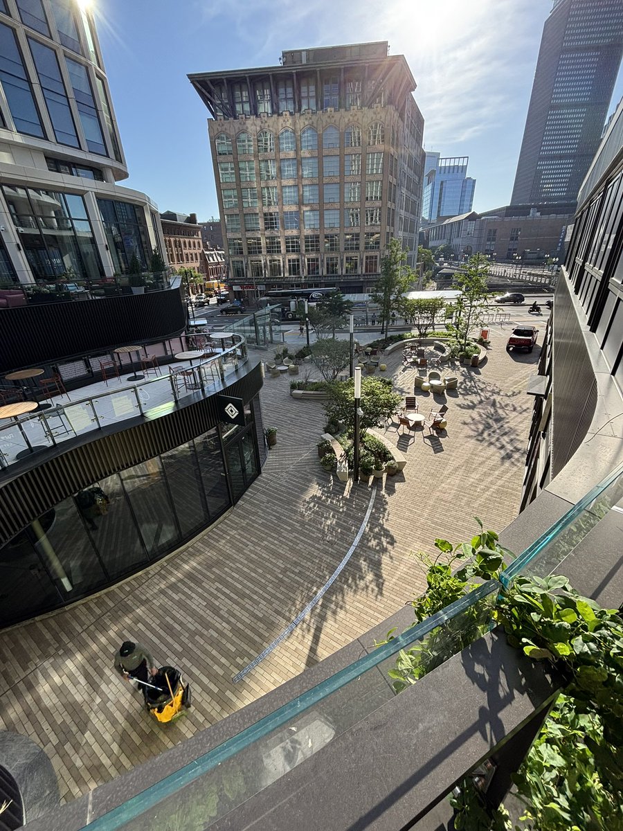 CommonNotMiddle's tweet image. Lyrik Back Bay. “Air rights development” over the Mass Pike in Boston. 
#Boston
#UrbanDevelopment