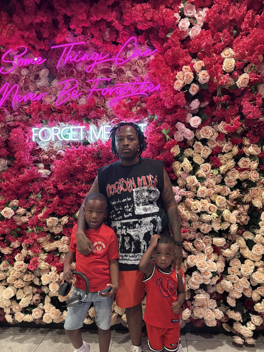 lilreese4blk's tweet photo. My Crew ❤️🤞🏾 https://t.co/4x2Db9NMKm