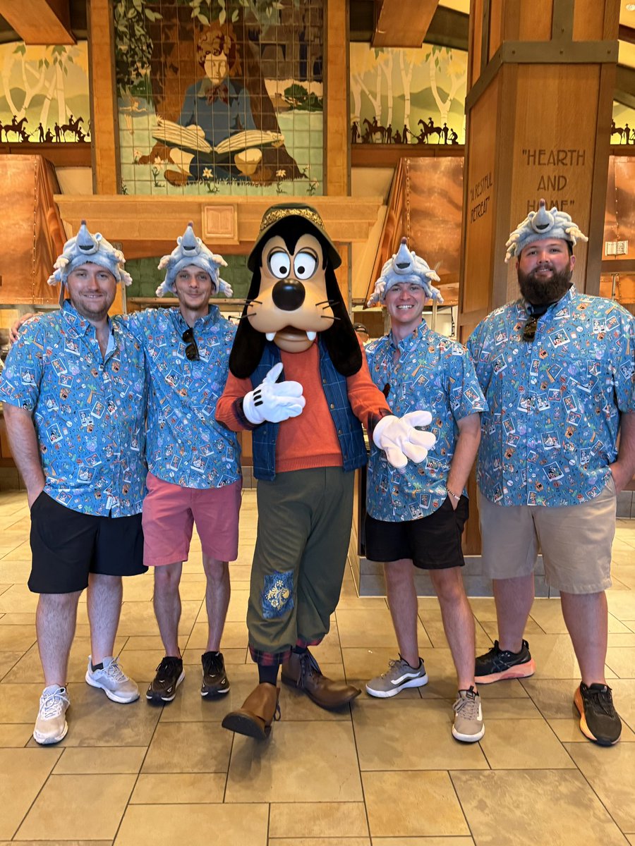 stonecypher_'s tweet image. Lester’s Possum Park takeover at Disneyland today! 🪕🎶 @RSVLTS