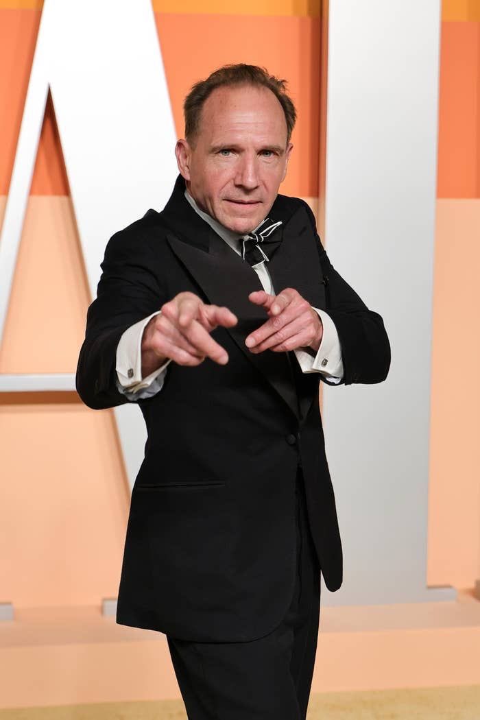 bunnybonnettt's tweet image. Pointing at all the gay people