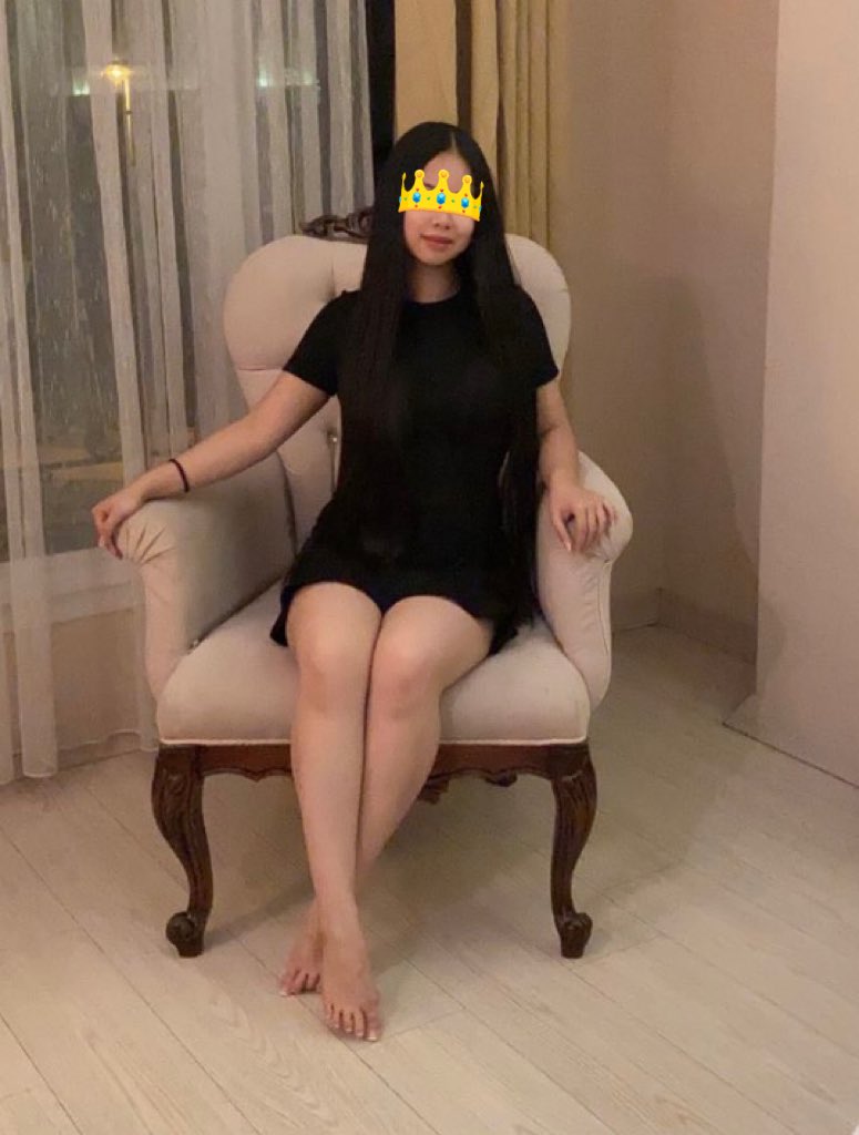 Urlaub in 🇹🇷Eure Goddess 2021 in ihrer prime-time. Majestätisch, nicht wahr? Wie auf einem Thron sitz ich da und du darfst als Fußablage dienen 👇🏽

#findom #femdom #cashandgo #sklave #zahlschwein #geldsklave #geldherrin #zahlsklave #zahltrottel #paypig #moneydom  #betaloser #beta