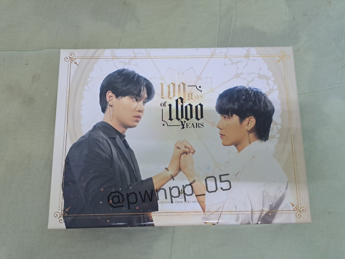 ppwnp_05's tweet photo. ปล่อยPhotobook 100daysof1000years ของหยิ่นวอร์ค่ะ ปล่อยในราคา 990บ.ค่ะไม่ร่วมส่งใครสนใจทักมาได้เลยนะคะหรือทักมาต่อราคากันก่อนก็ได้น้าา
#ตลาดนัดหยิ่นวอ��์ #หยิ่นวอร์  #yinyin_awn #warwanarat https://t.co/vfXUTRrgzg
